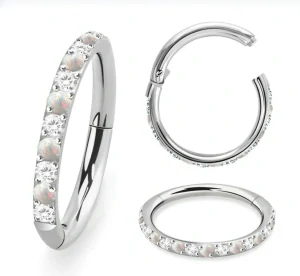 Ocelový kroužek prokládaný krystaly a opály